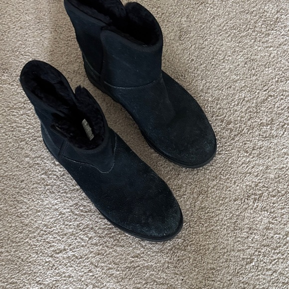UGG Men's Black Shearling Boots - Picture 1 of 3